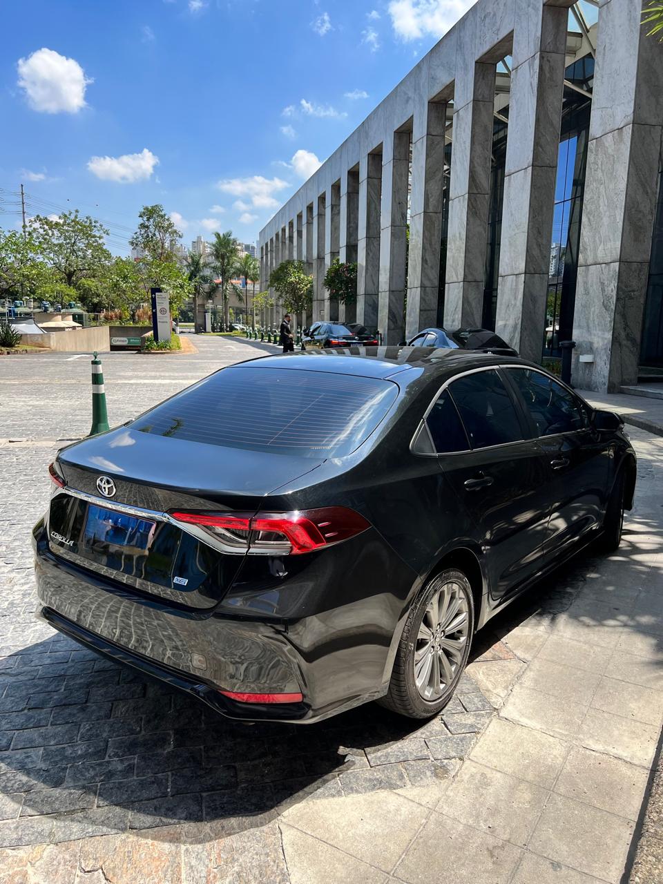 Toyota Corolla preto — traseira