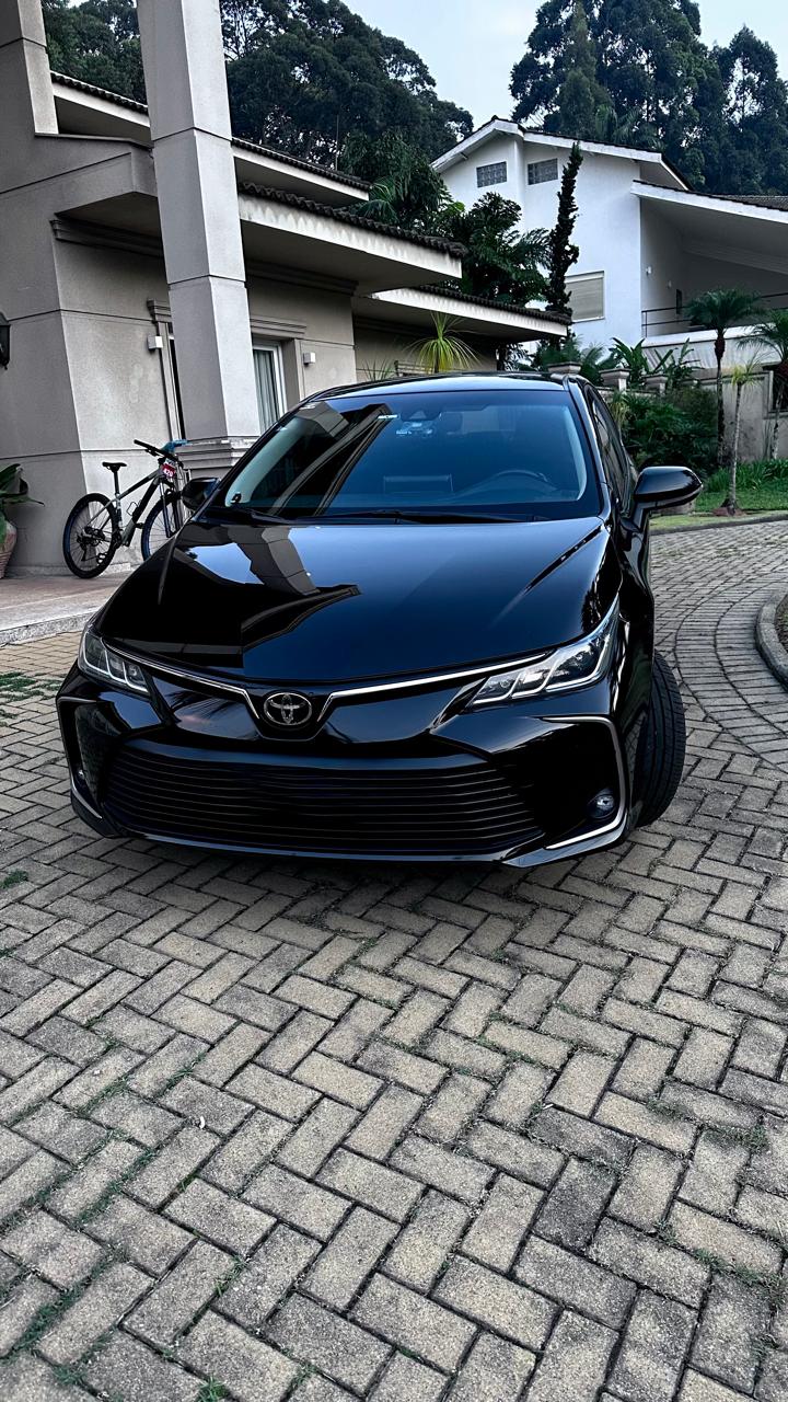 Toyota Corolla preto — frente